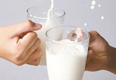 喝牛奶拉肚子什么原因（怎样喝牛奶不会拉肚子）