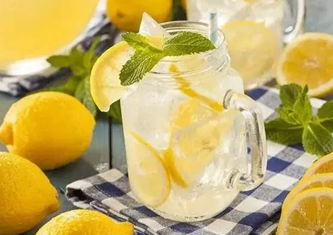 柠檬泡水喝有什么作用与功效，柠檬泡水怎么泡，效果更好