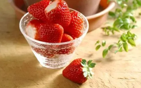 草莓的营养价值及功效，每天一颗草莓，减肥又瘦身