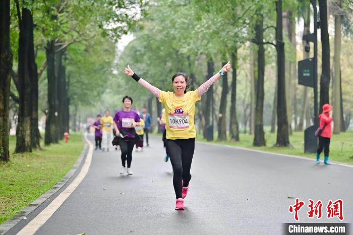奔跑在春天里！2000名选手在广州“绿心”活力开跑