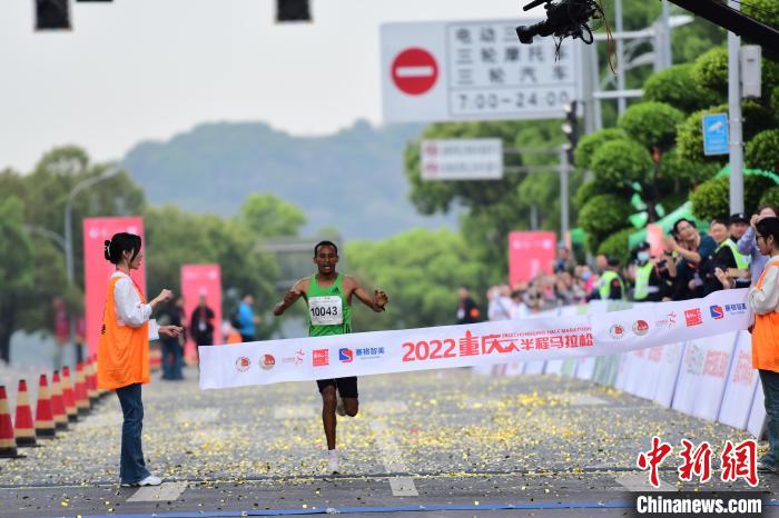 重庆半程马拉松重启开赛 1.5万名跑者再聚山城