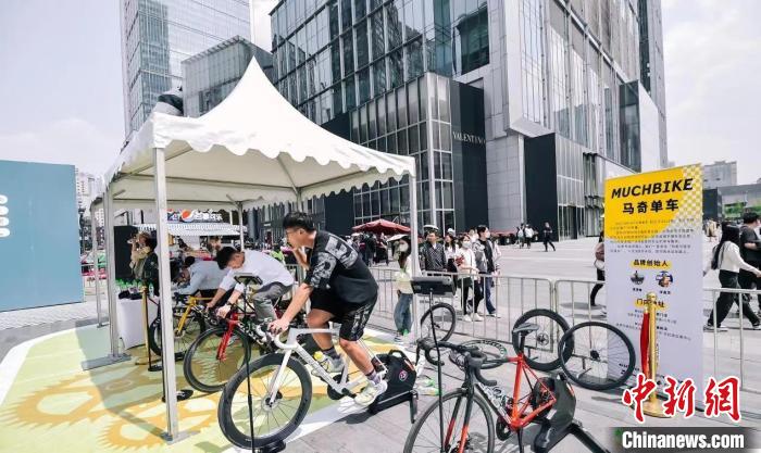 2023中国·成都天府绿道国际自行车赛复古骑行活动举行 打造城市运动新风潮