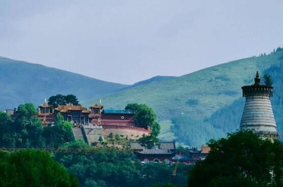 五台山在哪个省哪个市：属太行山北端，位于秦岭，居四大佛教名山之首