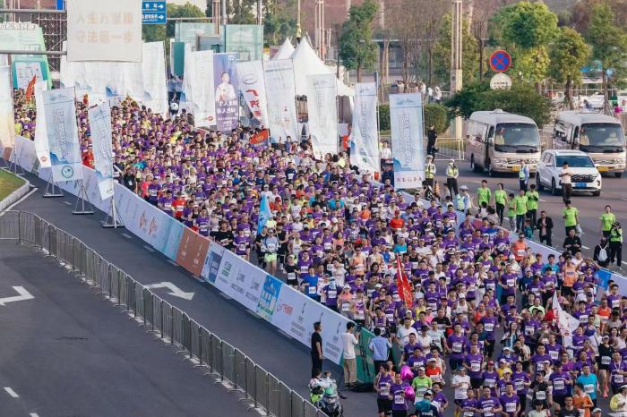 奥运冠军陈定领跑 近万名选手在“竹海”角逐马拉松