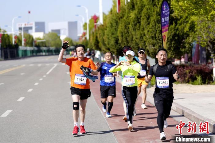 新疆霍尔果斯举办中哈两国跨境半程马拉松赛