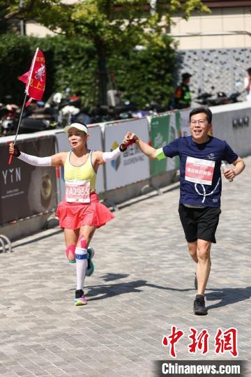 上海女子半程马拉松赛开跑 中外医生组团“陪跑”