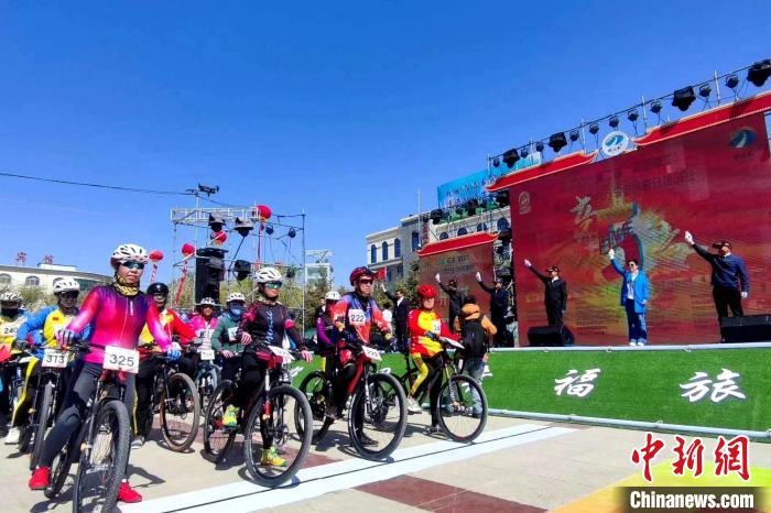 “体育+文旅”中国山地自行车爱好者“挑战”柴达木 领略高原风光