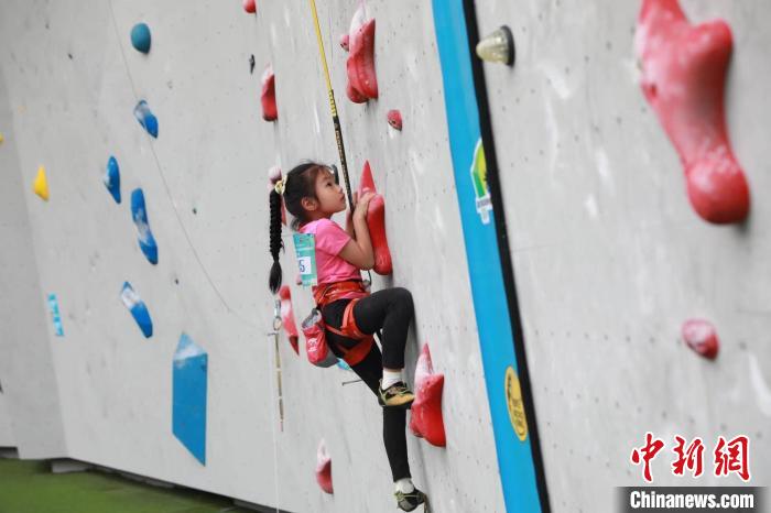 重庆市全民健身运动会攀岩比赛举行 上百名选手上演精彩角逐