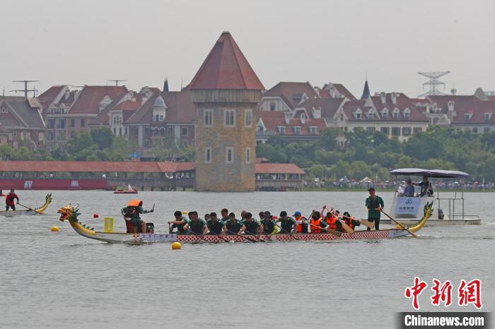 中国南昌国际龙舟赛开赛 中外44支龙舟队竞渡比拼