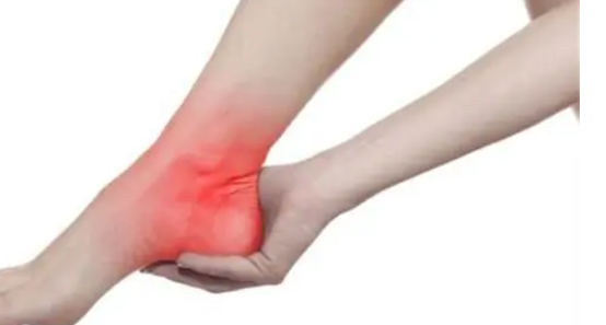 脚后跟疼是什么原因引起的怎么治（人的脚后跟疼痛是什么原因造成的）