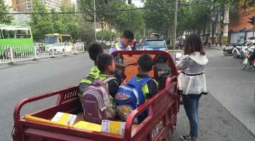 河南一小学禁止骑三轮接孩子（三轮车接送孩子告家长书）