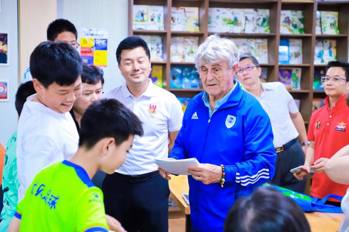 米卢：中国足球仍需“快乐”理念 有机会想去海南看看