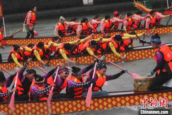 半马苏河响“水上协奏曲” 第19届上海苏州河城市龙舟国际邀请赛举行