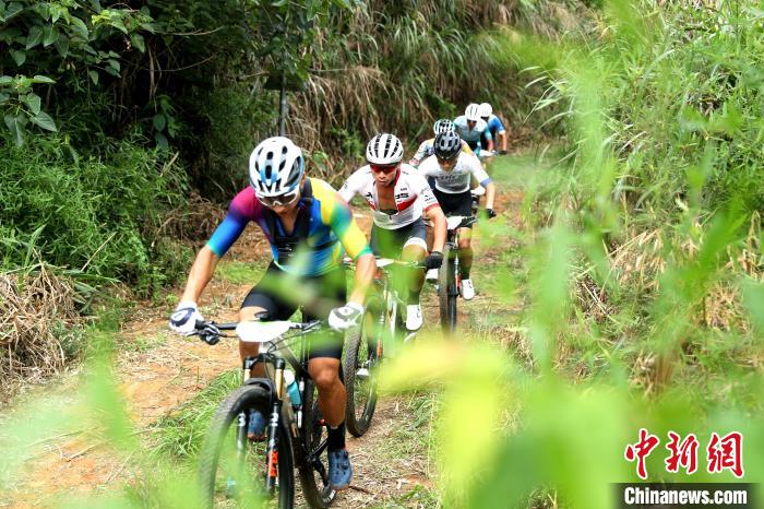 近两百名选手角逐中国·靖安“茶立方”山地自行车精英赛