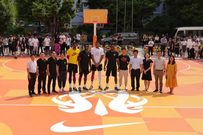 字母哥现身广州环保球场 激励篮球少年享运动乐趣