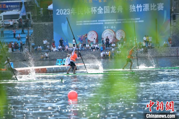 年轻选手上阵龙舟、独竹漂比赛 在民族传统体育中展现青春力量