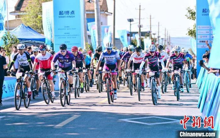 陕西：近300名自行车选手骑行山水间 全民健身助力乡村振兴