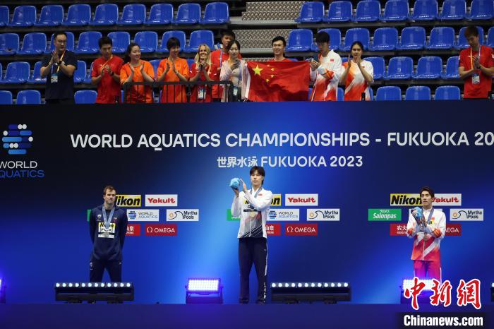 游泳世锦赛：覃海洋摘得个人项目第二金 中国队男女混合泳接力夺冠