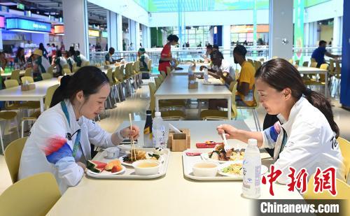 （成都大运会）探访成都大运村运动员餐厅：美食搭起文化交流之桥