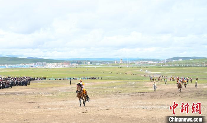 170余名选手角逐西藏那曲赛马节传统赛跑项目