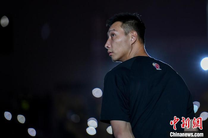 结束21年篮球职业生涯 中国男篮名将易建联宣布退役