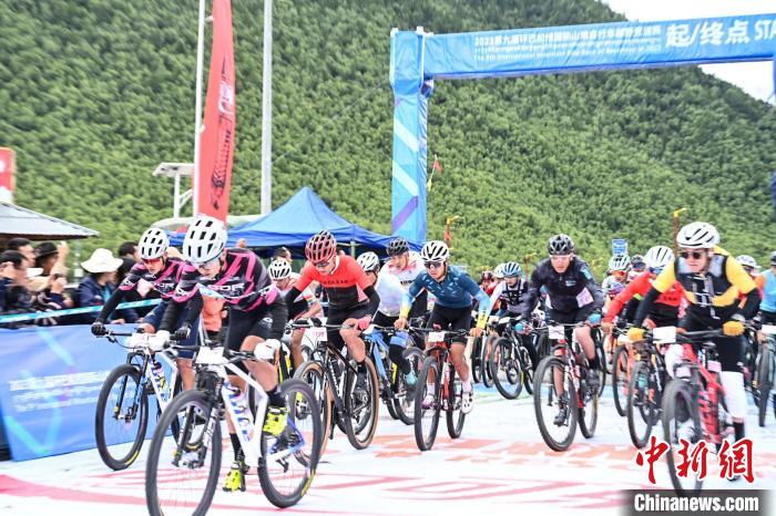 第九届环巴松措国际山地自行车越野竞速赛开赛
