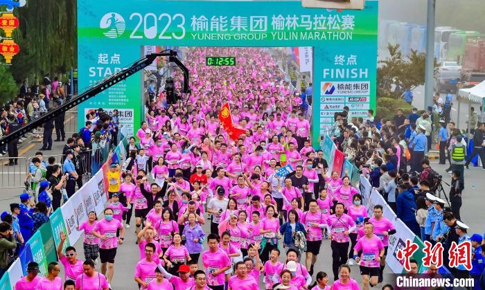 2023榆林马拉松赛鸣枪开跑 1.2万名中外跑友参赛