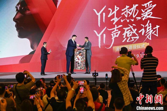 中国著名篮球运动员易建联退役仪式在穗举行