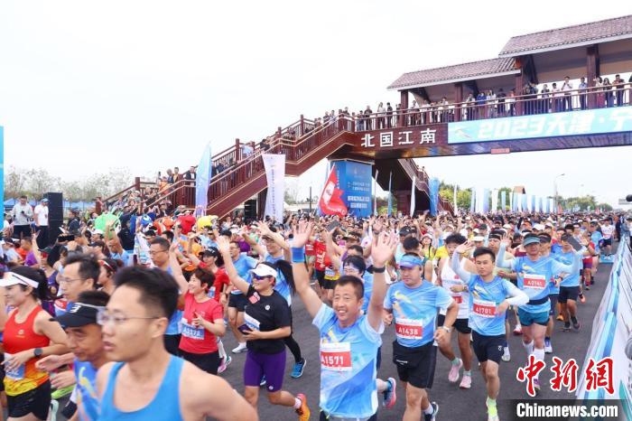 中外跑者乐跑湿地 天津举办宁河七里海首届半程马拉松