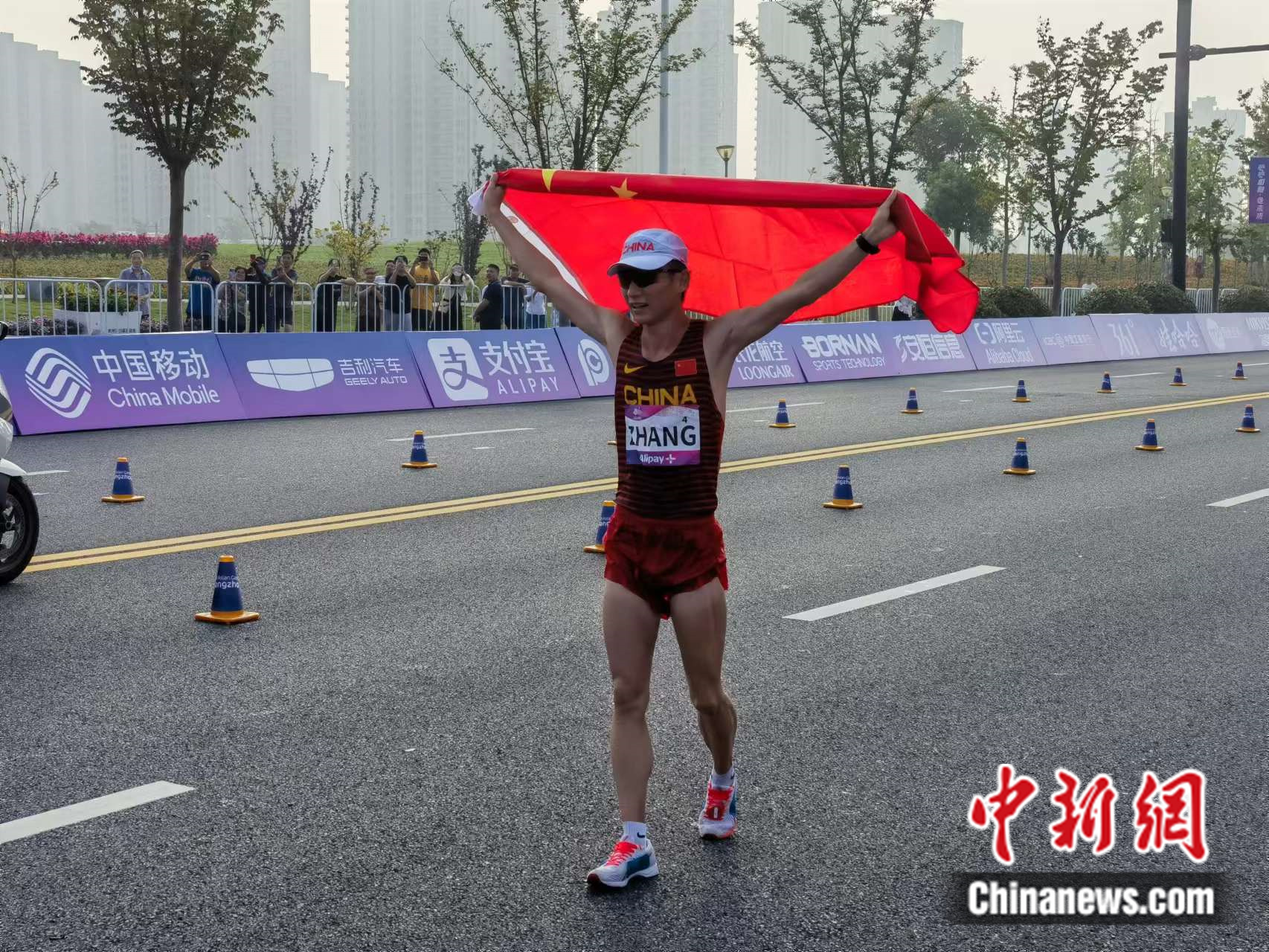 杭州亚运会田径首金产生 张俊收获男子20公里竞走冠军