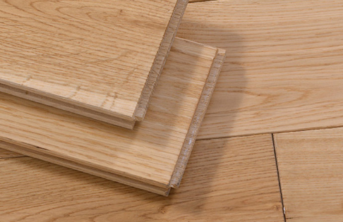 铺木地板下面垫的是什么东西木地板需要铺防潮垫吗(木质地板下面垫什么)