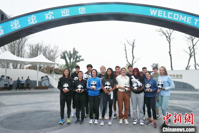 未来网球之星成都邂逅大熊猫：“感觉梦想成真了！”