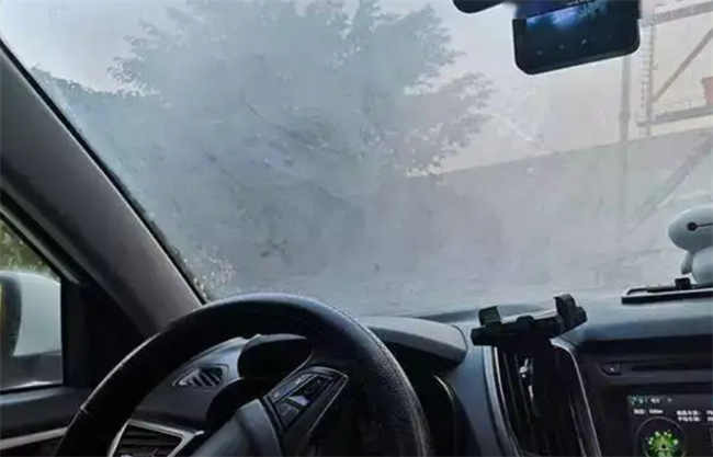 汽车前挡风起雾怎么消除汽车前挡风玻璃如何除雾(汽车前挡风除雾小窍门)