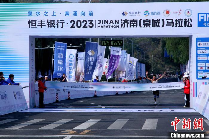 2023济南（泉城）马拉松举办 3万余人挑战“泉水”跑道