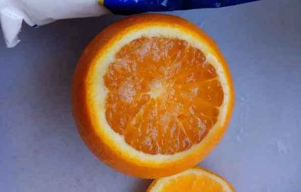 冰糖炖橙子还是盐蒸橙子好冰糖炖橙子和盐蒸橙子有什么区别(冰糖橙放盐蒸的作用)