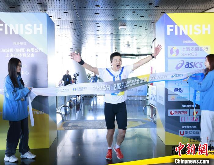 3398级台阶 全球最高垂直马拉松赛吸引海内外选手共聚“上海之巅”