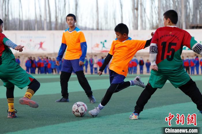 （人权行动看中国）新疆乡村足球：少年梦 待出发