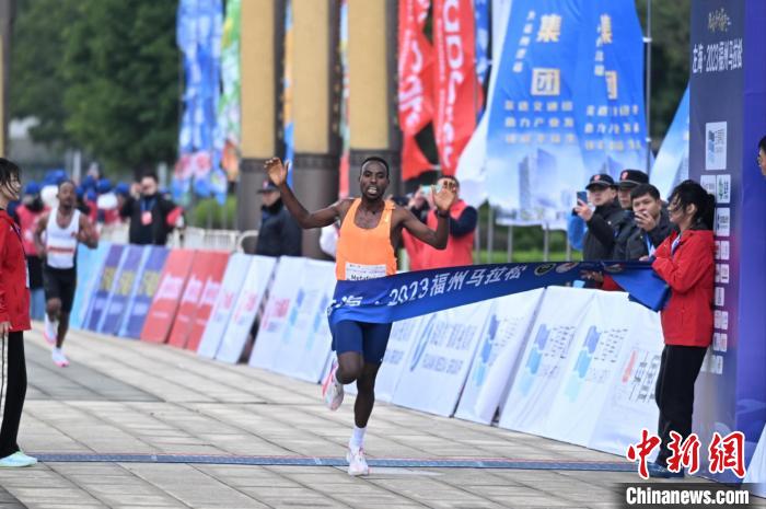 近5万跑友竞跑福州马拉松 埃塞俄比亚选手包揽男子前三名