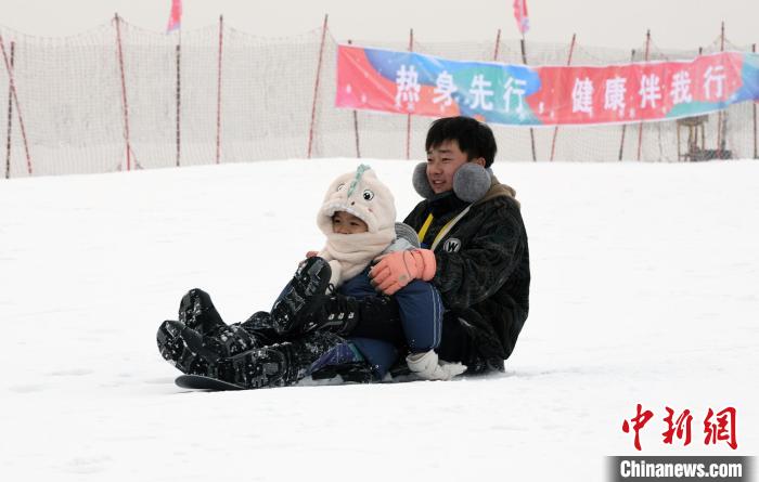“新雪来潮”拉开冬游疏勒大幕 新疆喀什开启冰雪旅游季