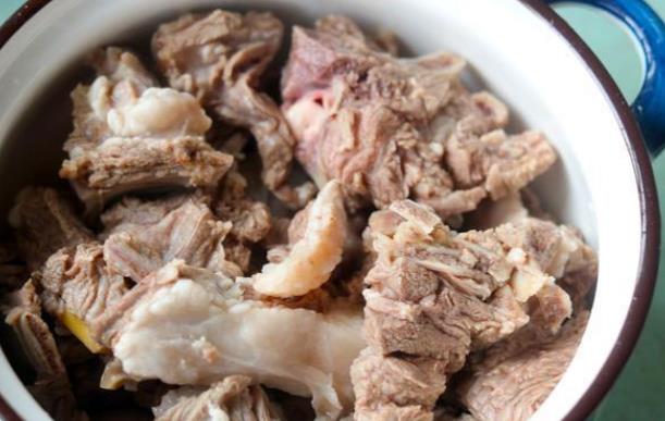 喝羊肉汤能去湿气吗湿气重的人能喝羊肉汤吗(羊肉汤可以去湿寒吗)