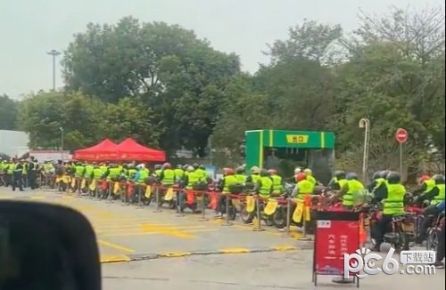 网友在广东佛山拍到了返乡的摩托车大军