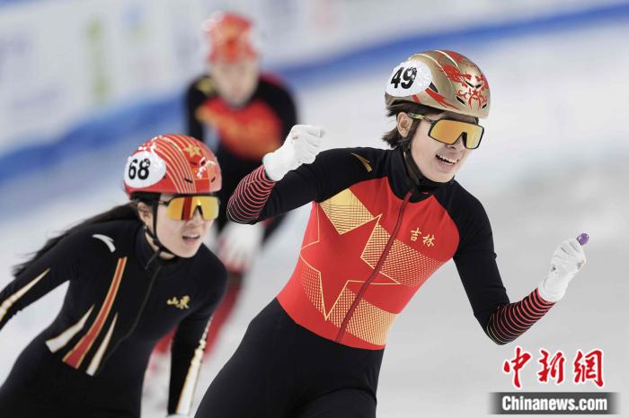 短道速滑女子500米：冬奥冠军范可新摔出赛道无缘奖牌