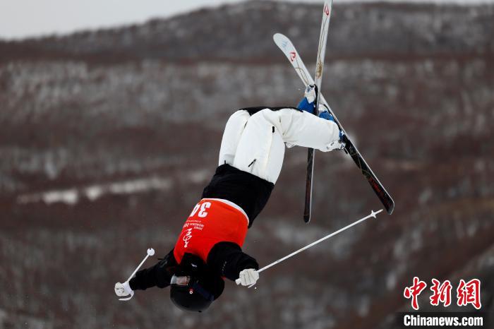 （十四冬）龙昊、郝丽赟分获自由式滑雪男子、女子雪上技巧冠军