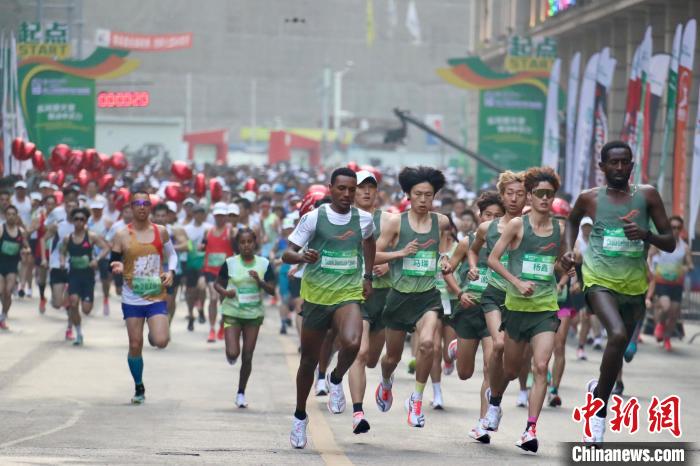 7000名跑者感受城市活力 上海苏州河半程马拉松鸣枪开跑