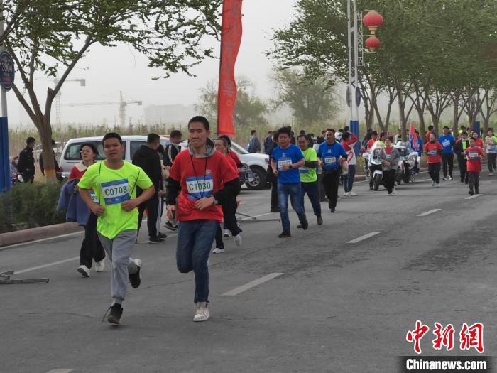 新疆库尔勒市半程马拉松在鸿雁河畔鸣枪开跑