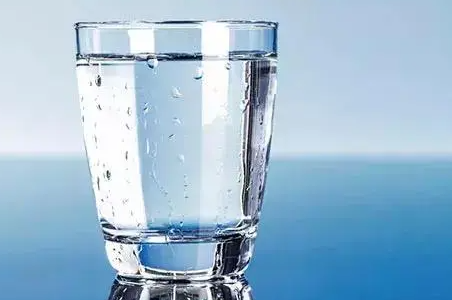 人一天要喝多少毫升水