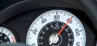 汽车速度表是平均速度还是瞬时速度（汽车仪表盘速度与实际速度差多少）