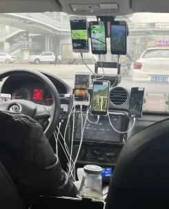 司机载客用9部手机刷视频被罚（司机载客用9部手机刷视频被罚时间）