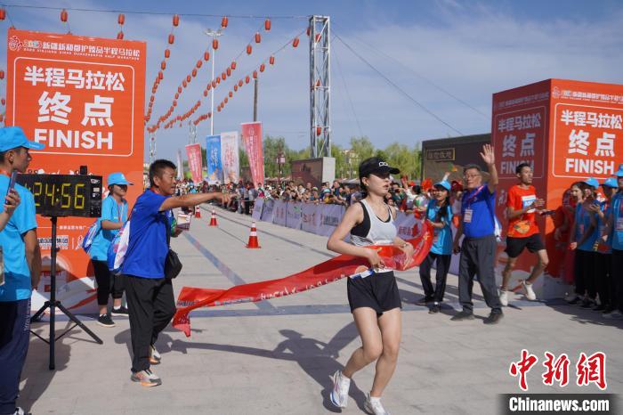 全国两千选手齐聚新疆新和角逐半程马拉松