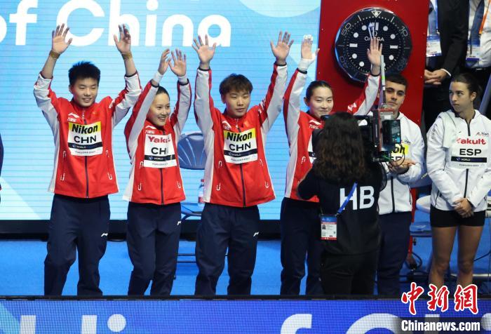 游泳世锦赛：中国跳水队摘得第八金 女子10米台全红婵头名晋级决赛